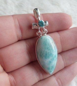 Zilveren hanger gezet met druppelvorm Larimar en blauw Topaas